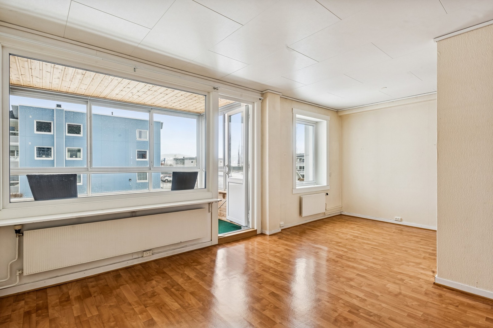 Fra stuen er det utgang til innglasset veranda Galleribilde