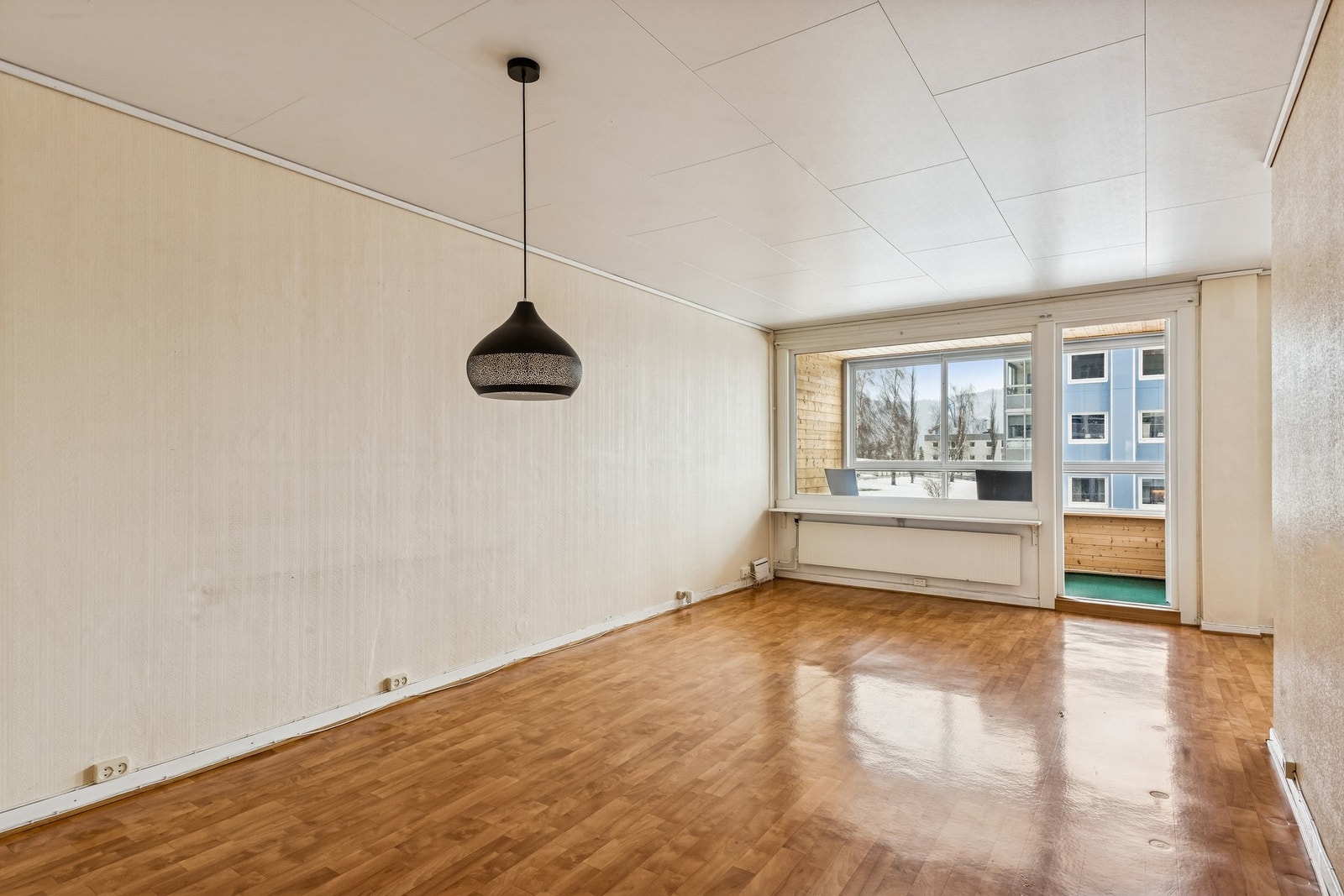 Praktisk 3-roms andelsleilighet i 2.etasje. Innglasset balkong. Heis. Kort vei til sentrum. Trenger renovering Galleribilde