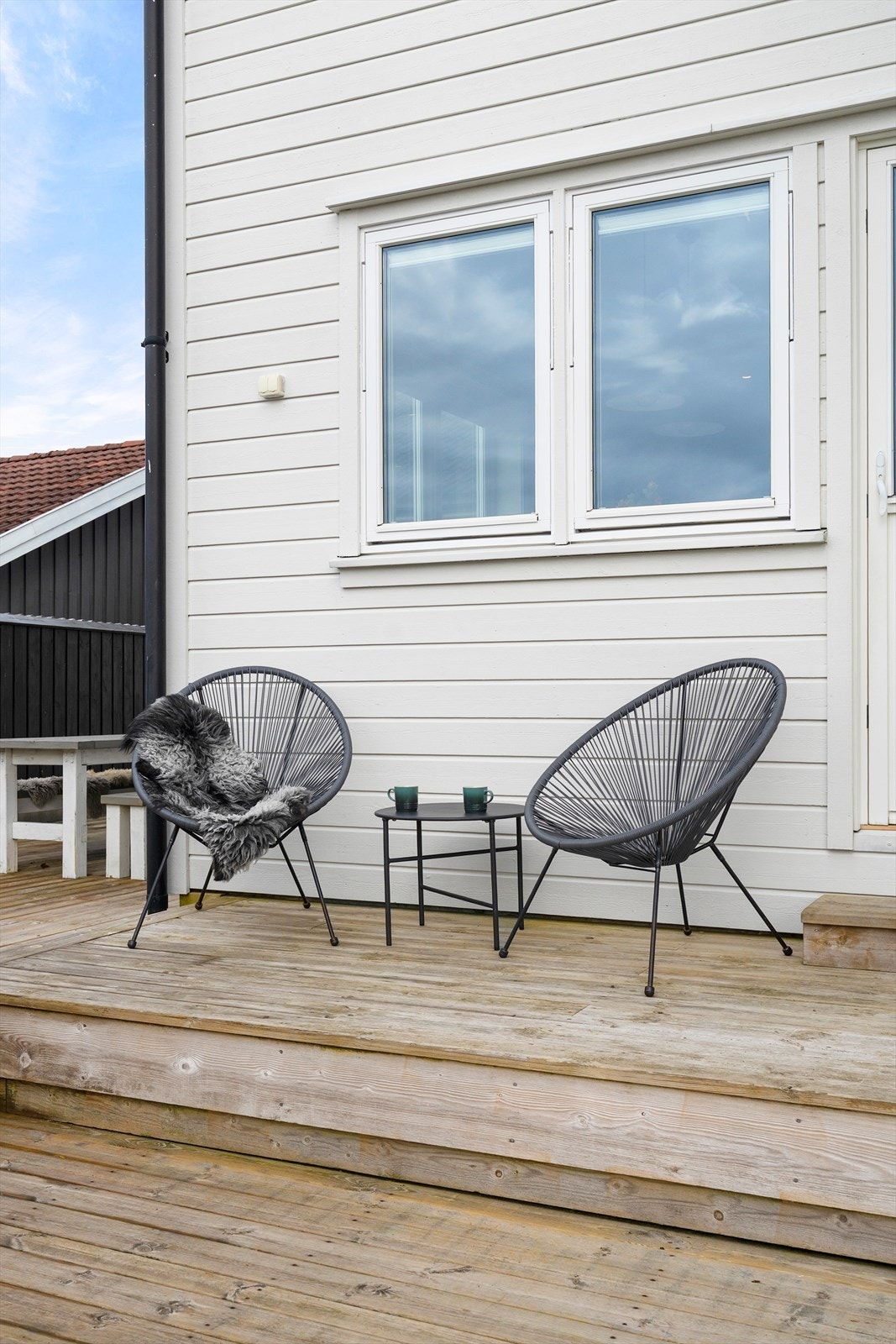 Bildet viser terrassen på sørsiden av huset Galleribilde