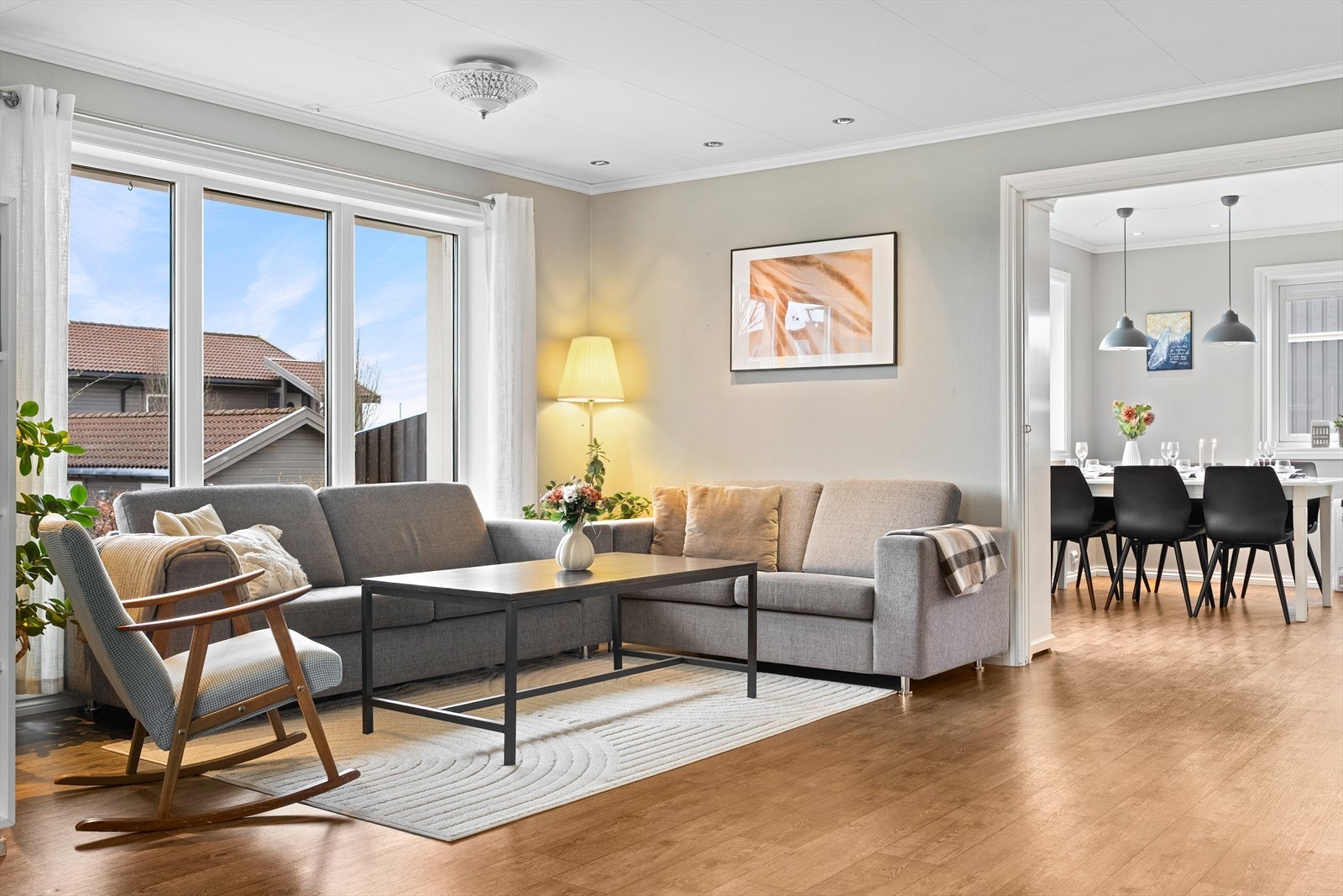 Formen på stuen gjør det enkelt å møblere i ulike soner. Galleribilde