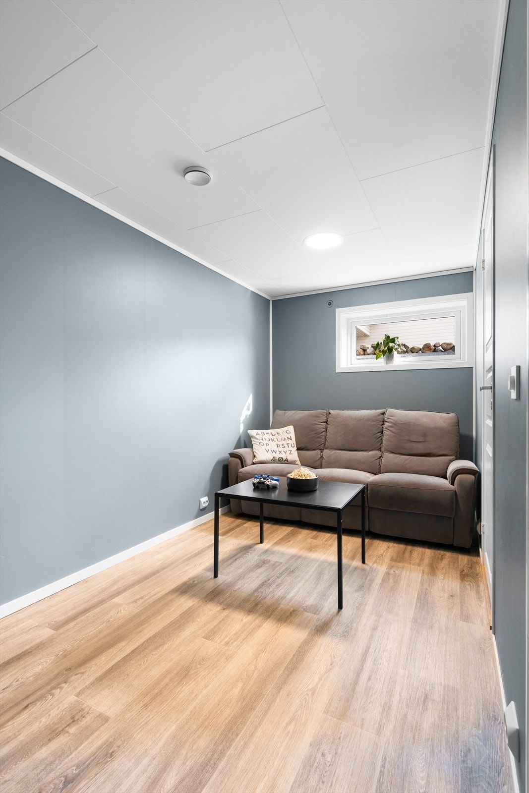 Kjellerstue. I vegen inn mot boden det er tilrettelagt for at TV-en blir innebygget i vegg, uten ledningskaos. Medfølgende høyttalere (front og subwoofer) i TV-veggen. Tilrettelagt for en god filmopplevelse! Galleribilde