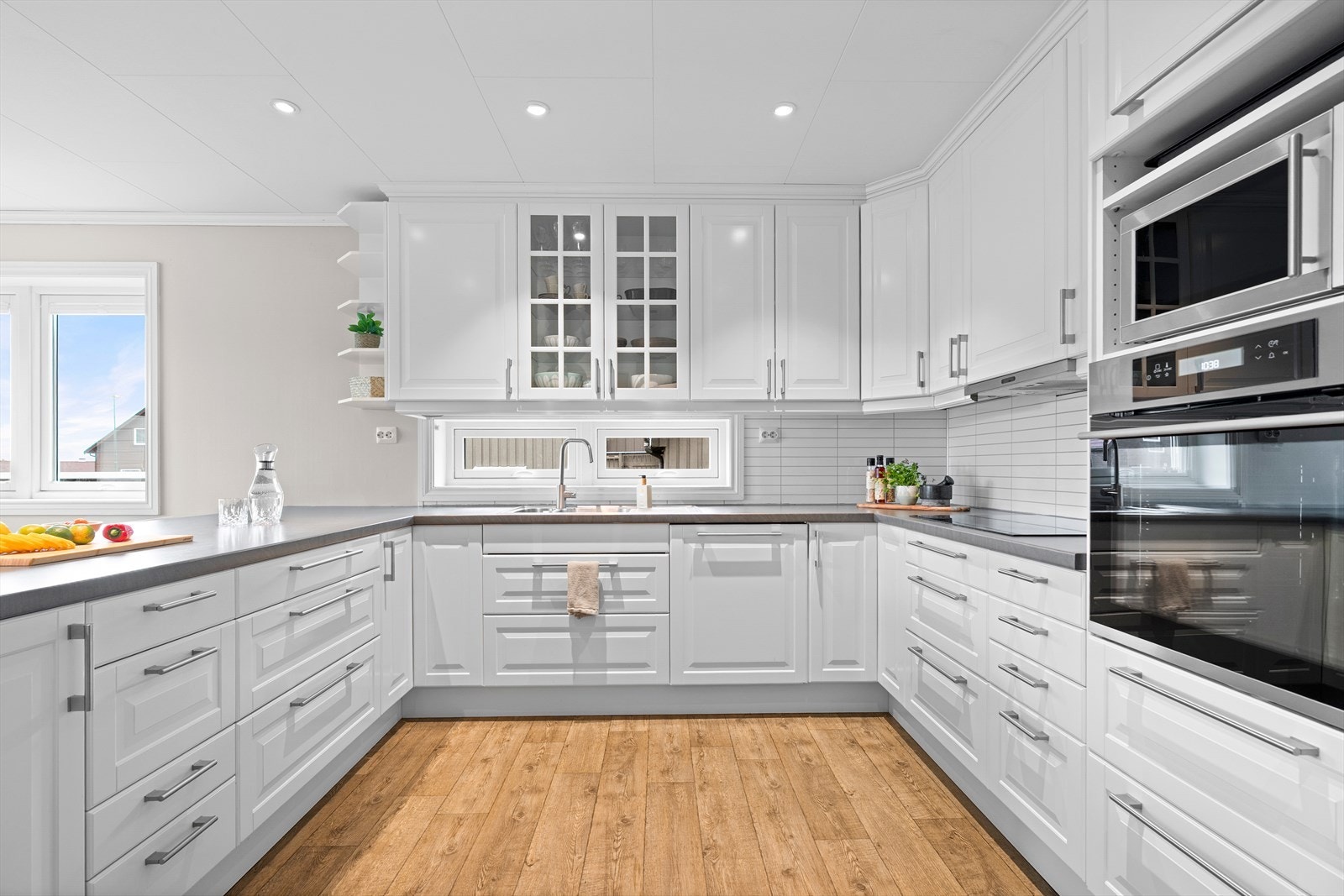 Stort kjøkken med særdeles mye skap og skuffeplass. Galleribilde