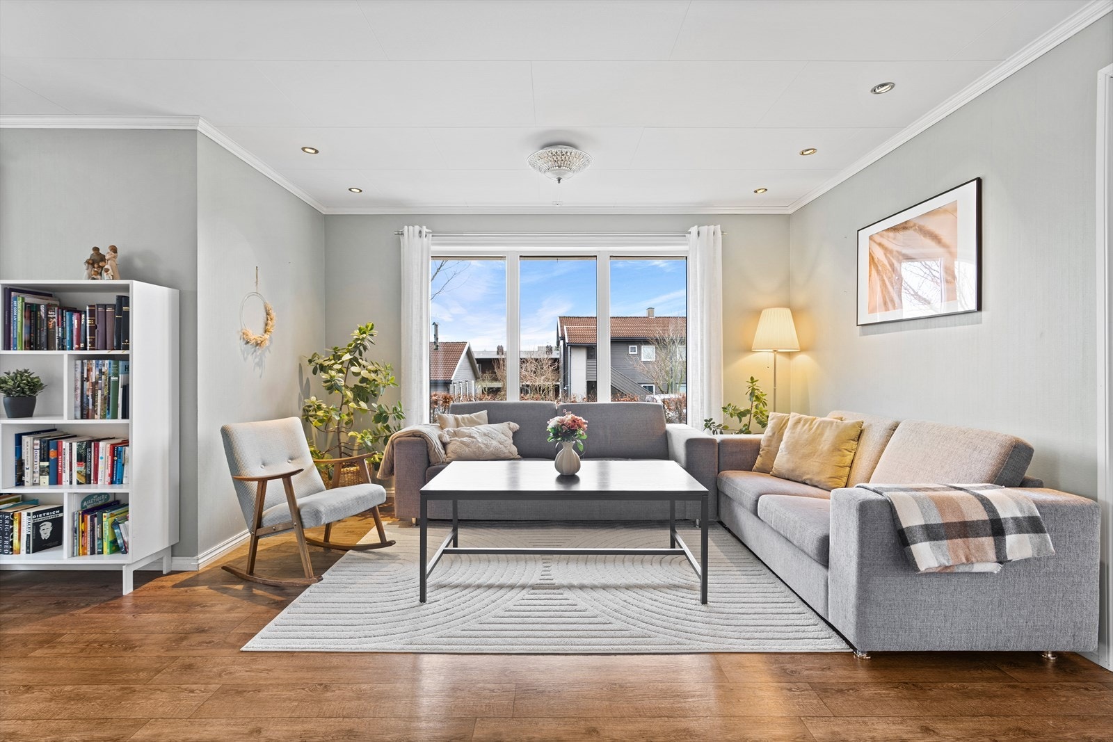 Fin kombinasjon av spott og punktbelysning i stue. Galleribilde