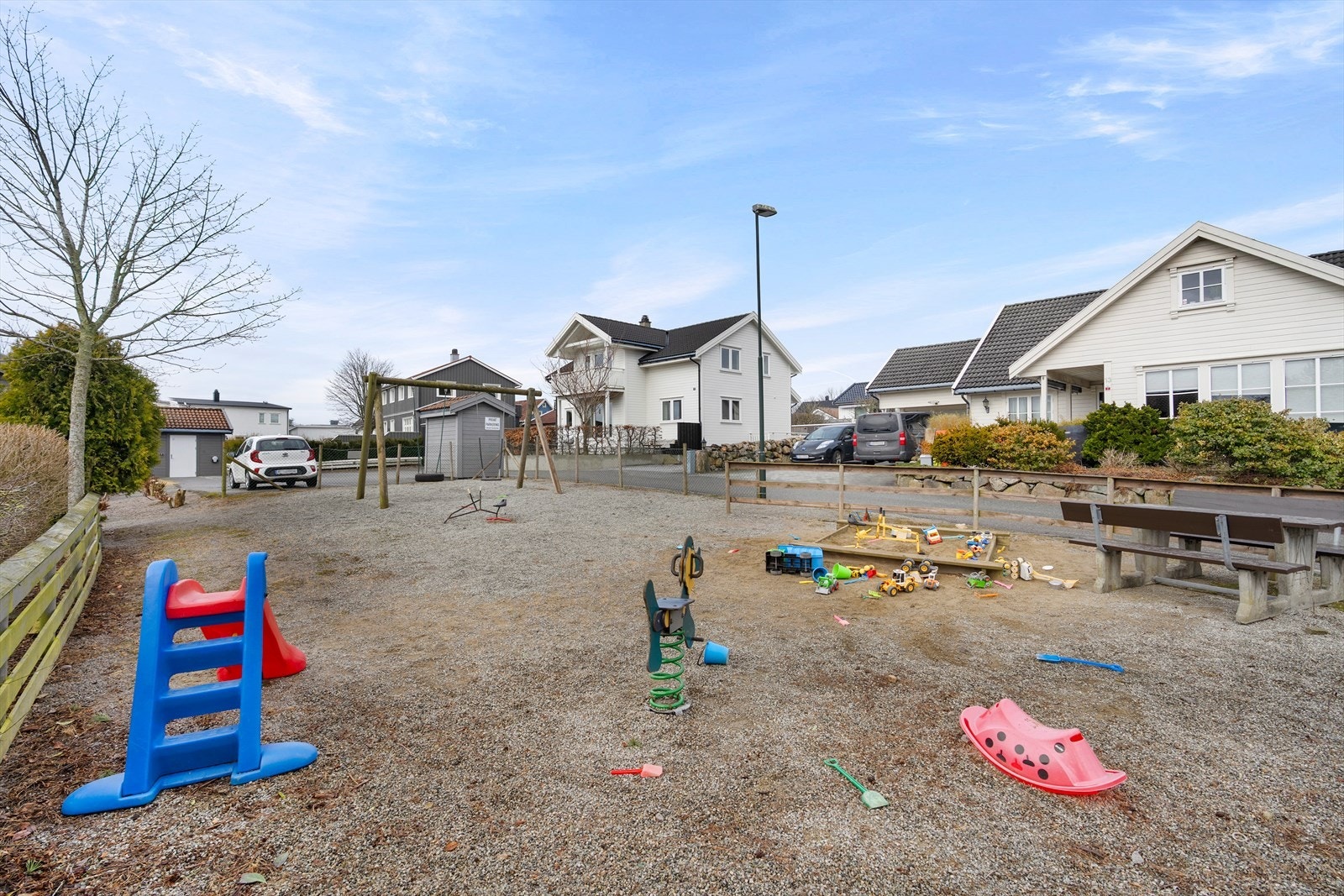Lekeplass like ved boligen. Galleribilde