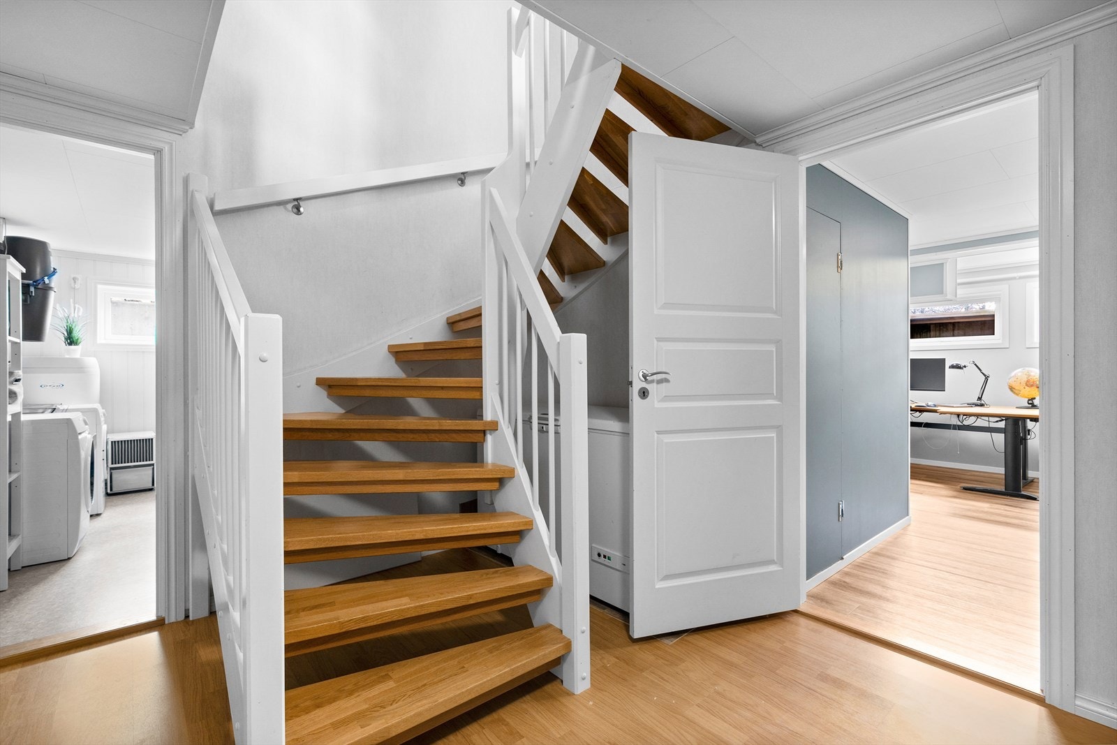 Når en kommer ned i underetasjen er det en stor gang som er innredet med hyller for ekstra oppbevaring. Galleribilde