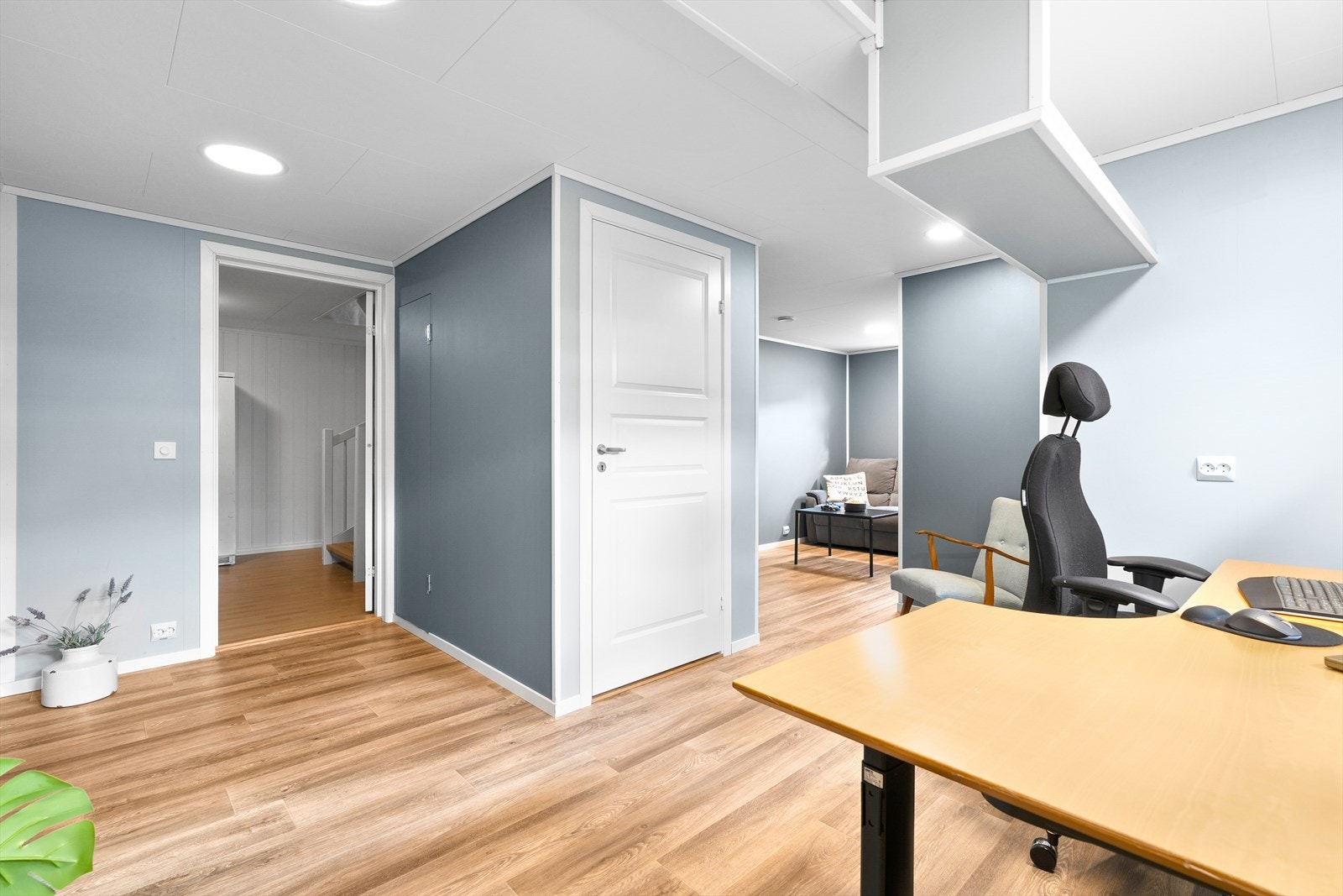 I kjelleren er det et stort areal på ca 25 kvm iht. tegning som benyttes som kjellerstue, gang og hjemmekontor. Galleribilde