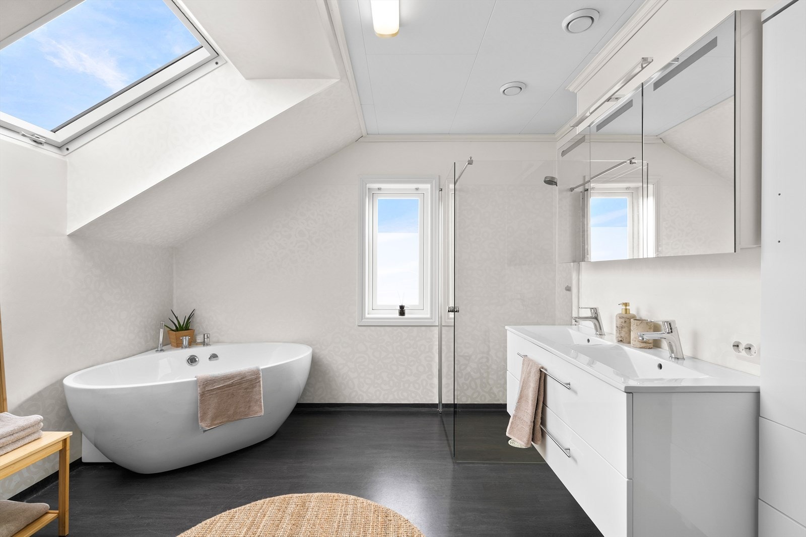 Legg merke til de praktiske speilskapene over servant. Galleribilde