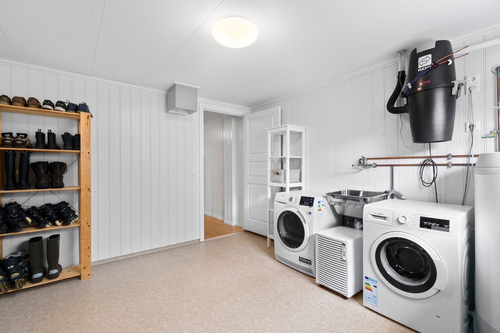 Stort vaskerom med skittentøyssjakt med nedkast fra hovedbadet i andre etasje samt fra bakgang i første etasje. Sentralstøvsuger. Galleribilde