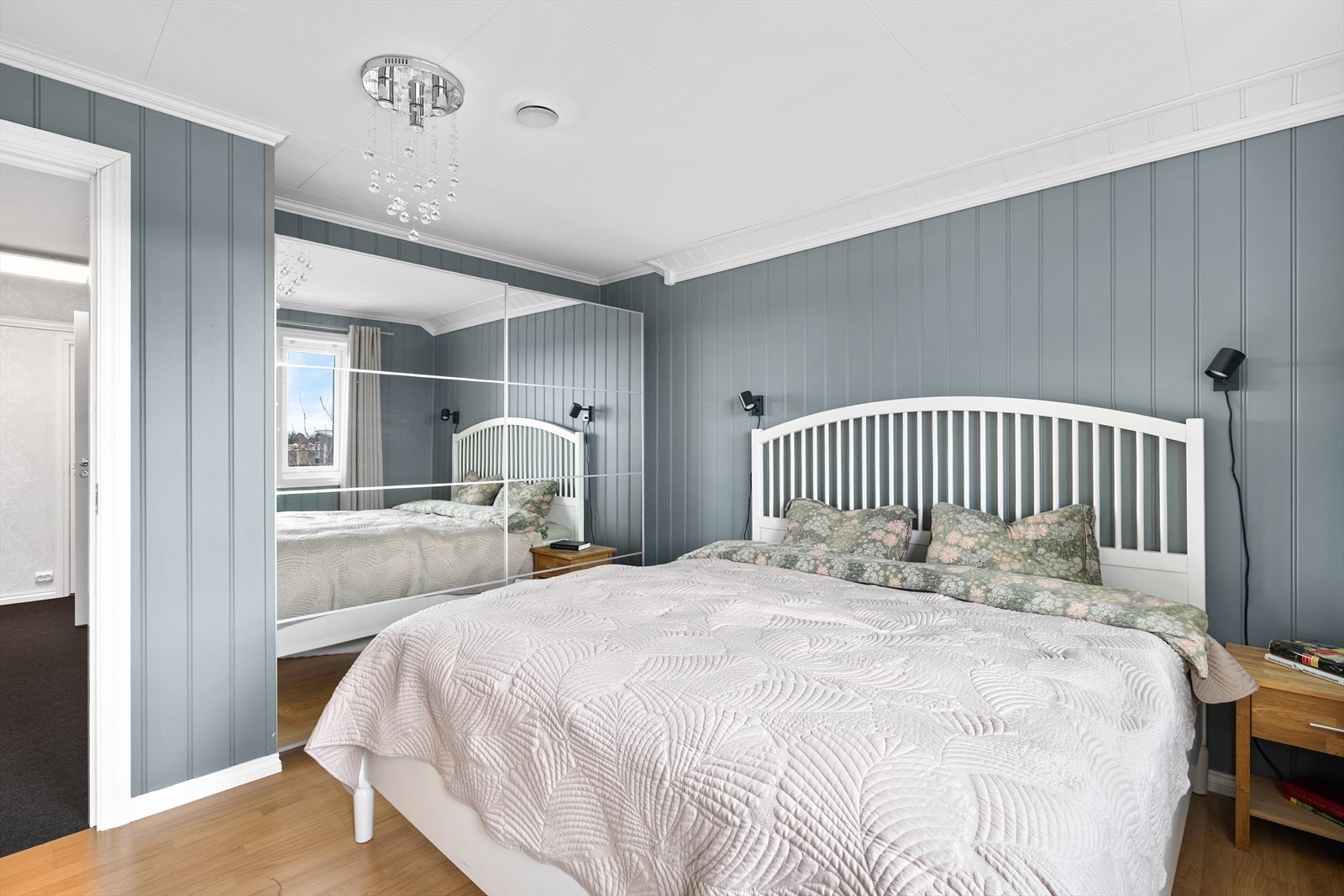 Romslig hovedsoverom med særdeles gode garderobefasiliteter. Galleribilde