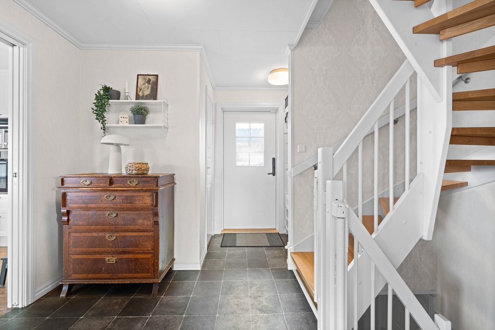 Entre med tilkomst til gjestetoalett og videre inn i stue/kjøkken, samt til 2 etasje og underetasjen. Galleribilde