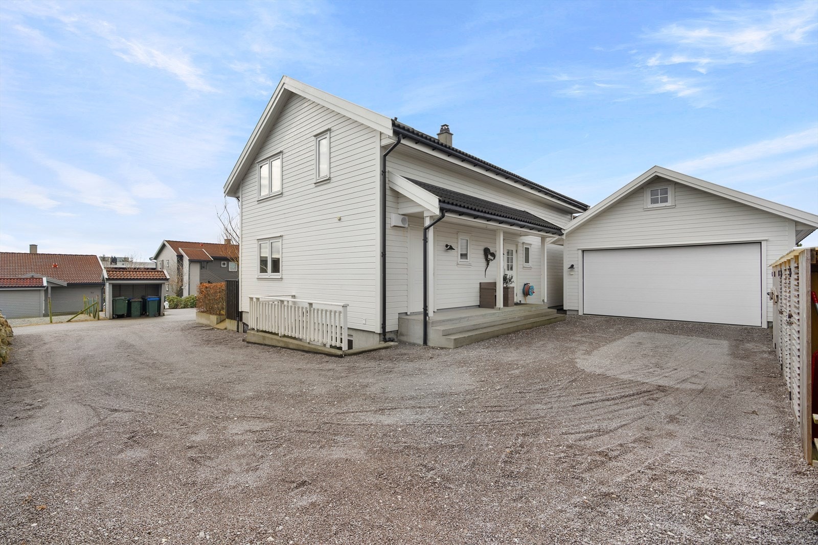 Stor og praktisk familiebolig med utrolig kjekk beliggenhet. Smarte boder i gårdsrom, tillaget for ved og sparkesykler. Galleribilde