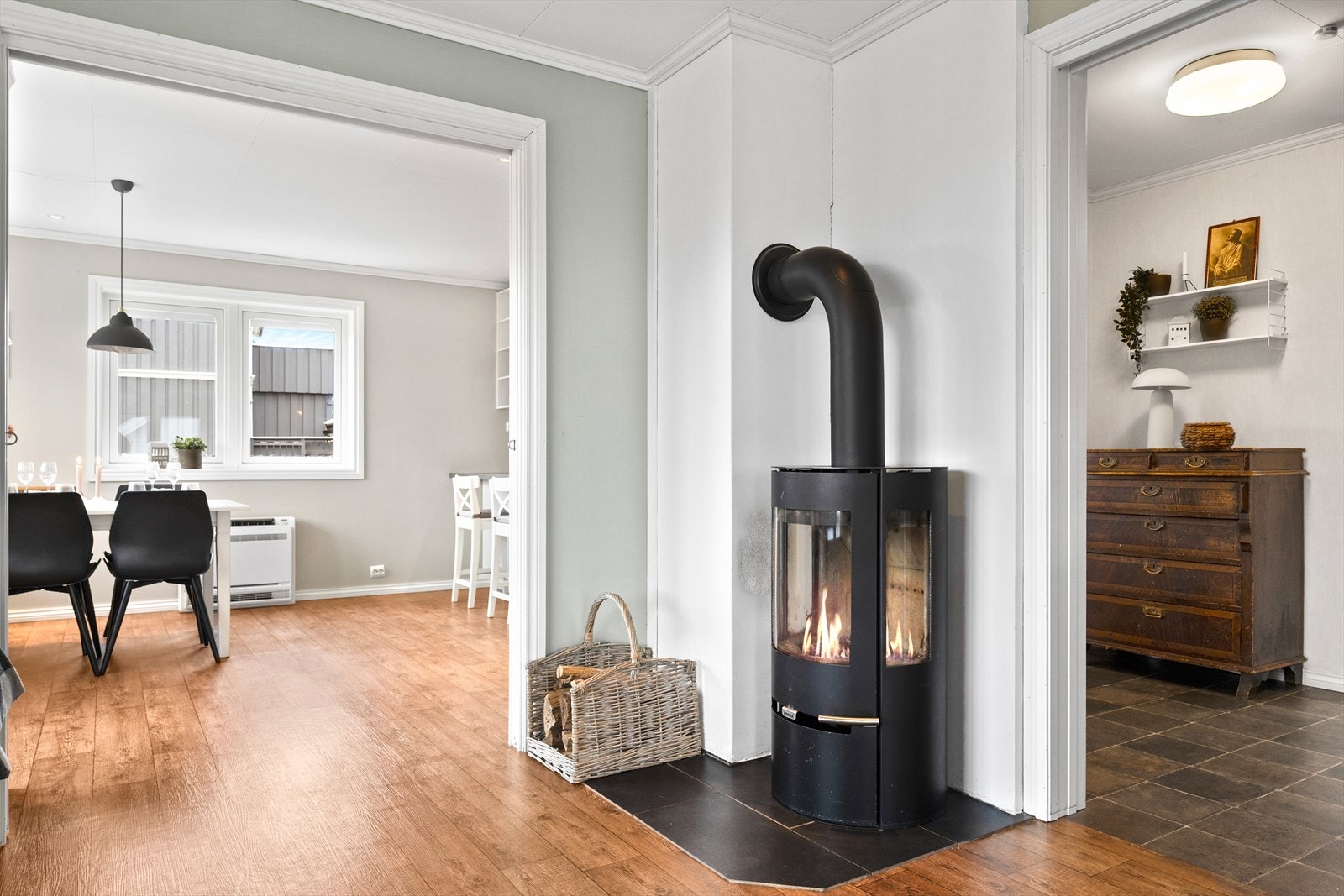 Varmepumpe på kjøkken, plasseringen gir effekt i store deler av første etasje. I tillegg er det vedovn i stue. Galleribilde