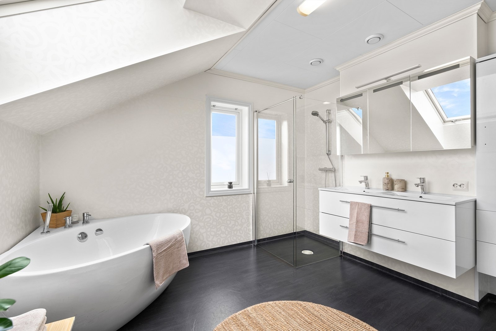 Badet har vinylbelegg på gulv og vegg. Varme i gulv. Galleribilde