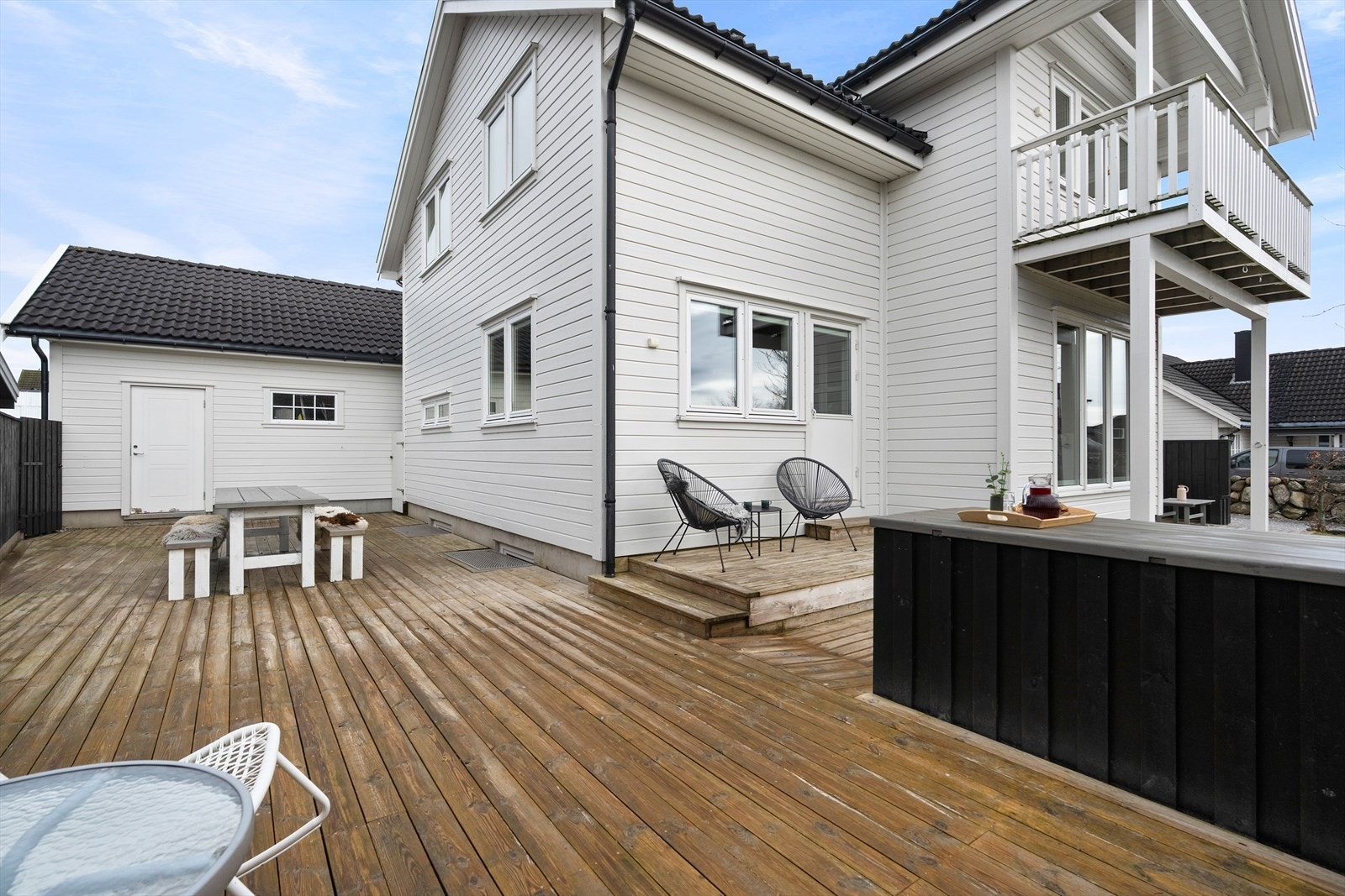 Stort terrasseområde mot vest samt terrasse mot sør. Serveringsbord i hagen har integrert vanntett putekasse med god plass. Det er lufting i bunn av putekassen med terrassegulv. Galleribilde