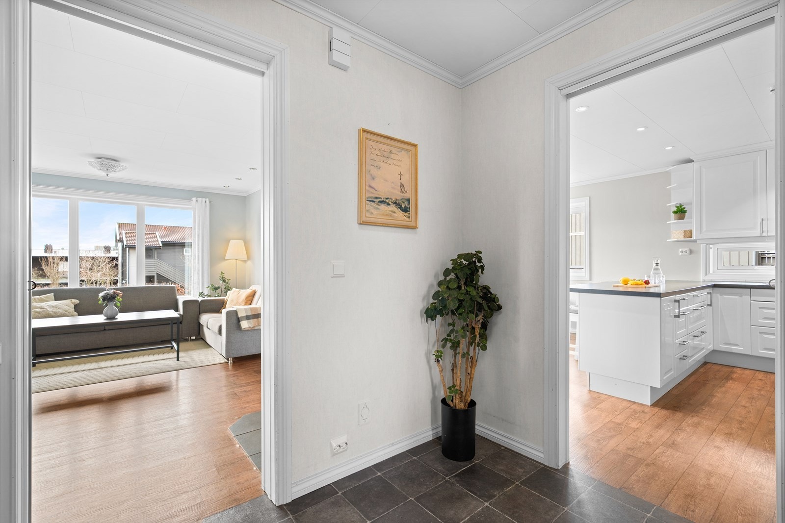 Fra gangen er det tilkomst både til stue og kjøkken. Galleribilde