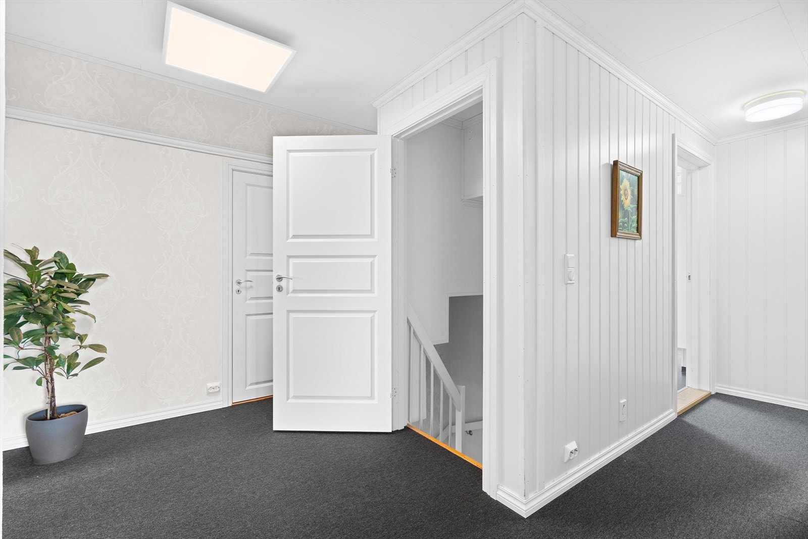 Når en går videre opp i andre etasje har en tilkomst til etasjens 4 soverom, familiebad og bod. Galleribilde