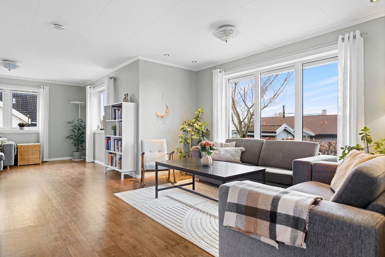 Store vindusflater som slipper mye lys inn i boligen. Galleribilde