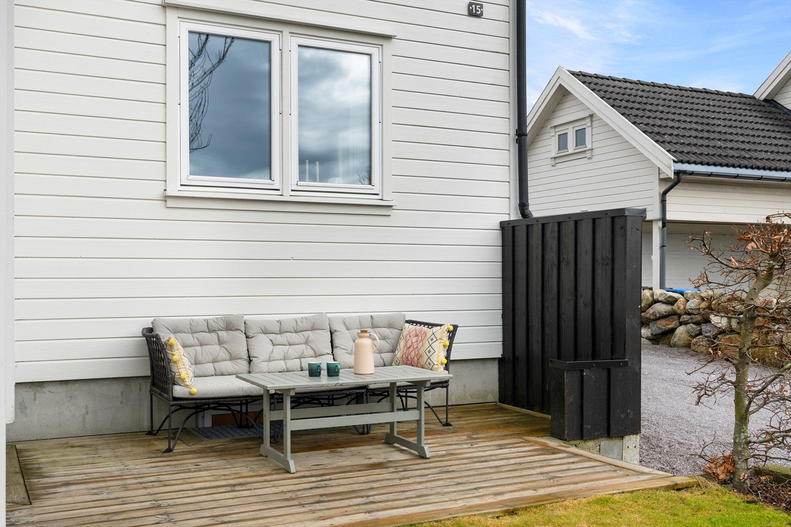 På det sørøstre hjørnet er det også en terrasse, denne er perfekt plassert med tanke på overblikk over lekeplassen. Her kan en nyte kaffekoppen mens ungene er og leker. Galleribilde