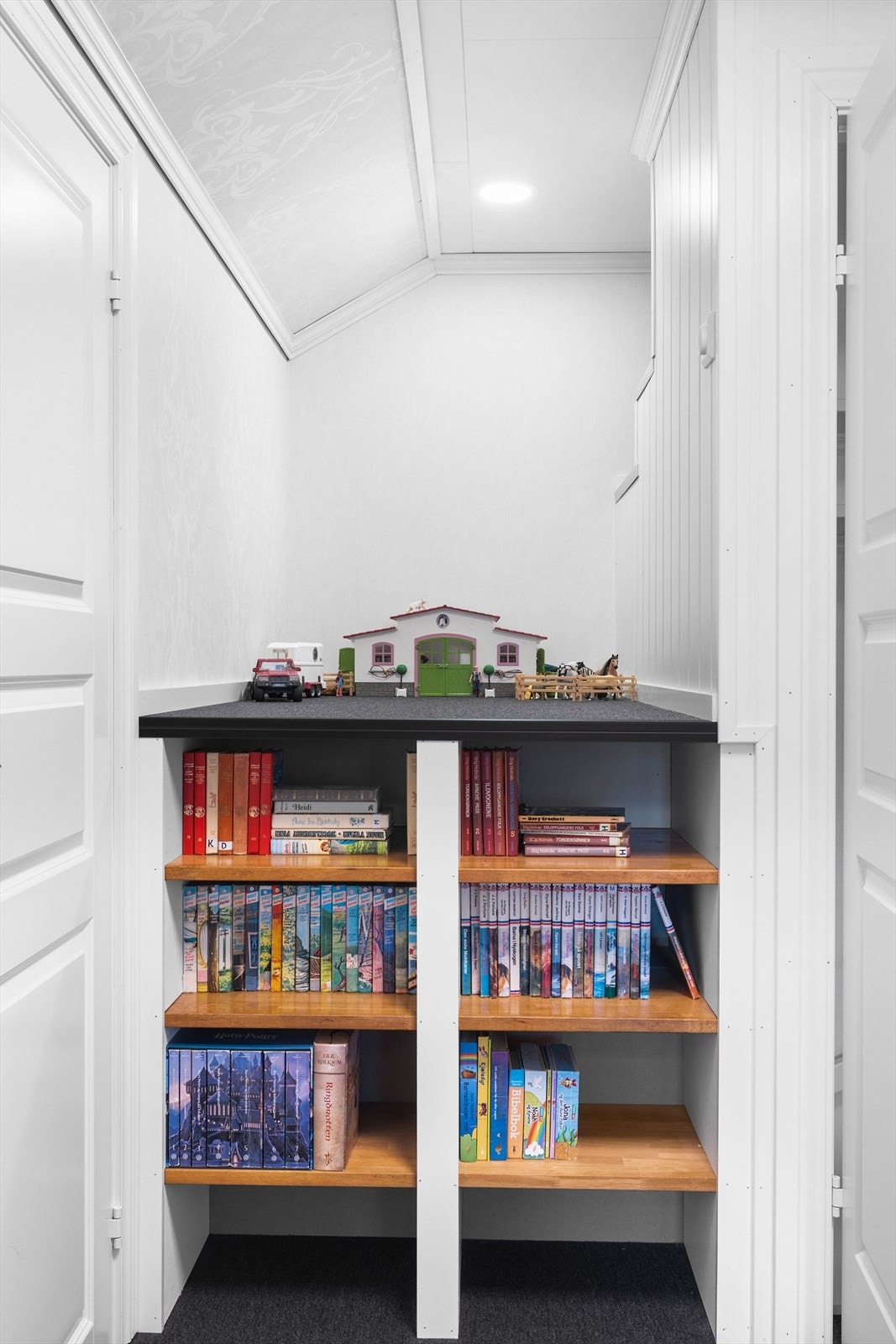 I gangen er det laget et genialt lekeplatå, perfekt å klatre opp, for å ha lekene i fred fra mindre småsøsken (eller støvsugeren) Galleribilde