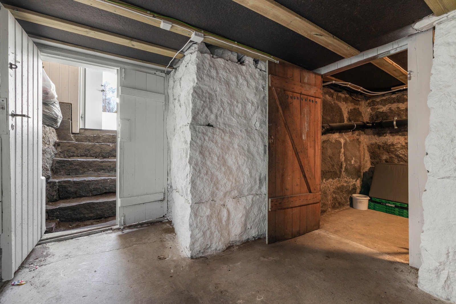 Boligen disponerer en ekstern bod i naboens kjeller, som gir deg praktisk lagringsplass. Galleribilde