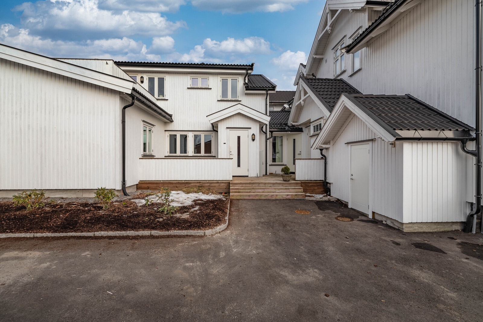 Sameiets uteområdet er pent opparbeidet med en felles terrasse og beplantning ved inngangspartiet - dette gir et ryddig og tiltalende førsteinntrykk. Galleribilde