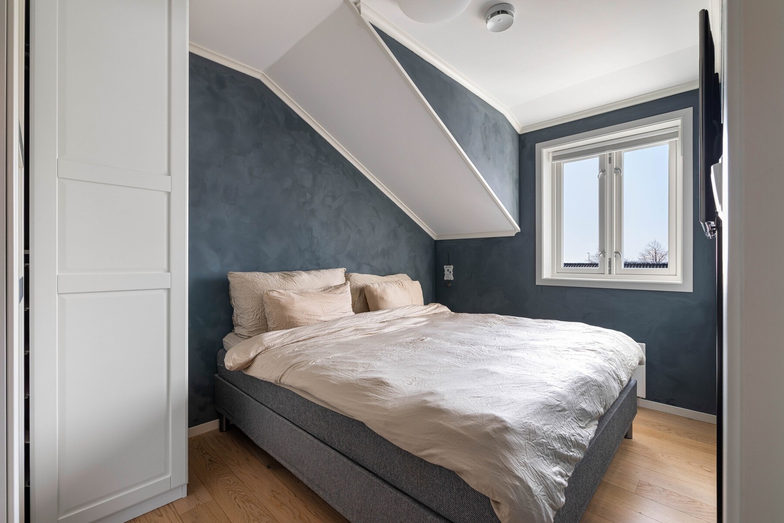 I andre etasje finner du to fine soverom og et moderne bad. Galleribilde