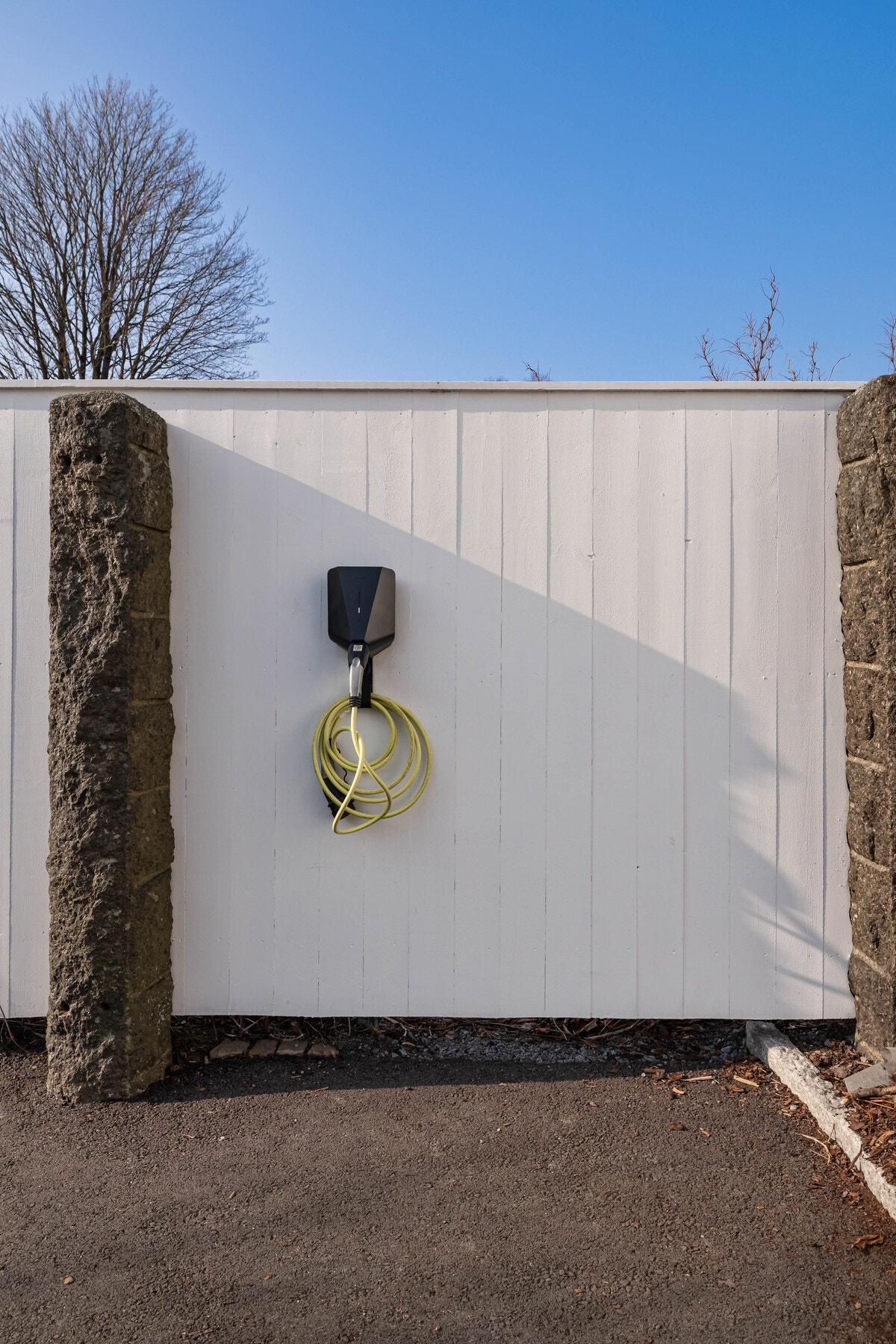 Parkering skjer på sameiets felles tomt, og det medfølger elbillader. Galleribilde