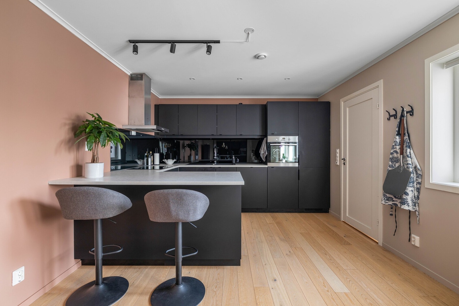 Stilrent og moderne kjøkken med praktisk barløsning. Galleribilde