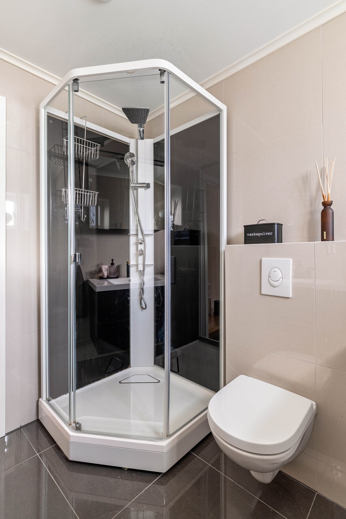 Boligen er utstyrt med balansert ventilasjon som sikrer jevn og god luftkvalitet. Galleribilde