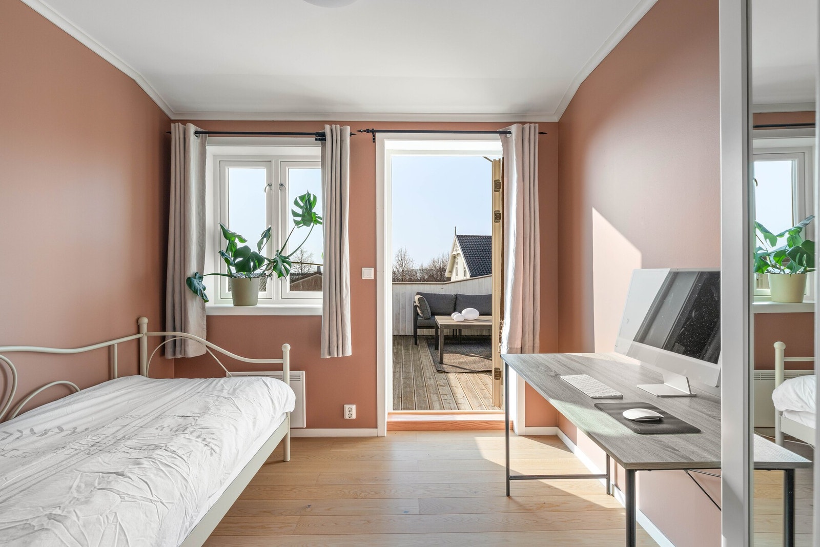 Fra det ene soverommet er det utgang til boligens private takterrasse. Galleribilde