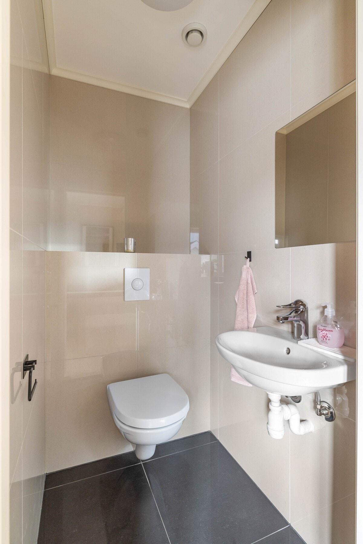 Pent toalettrom i første etasje. Galleribilde