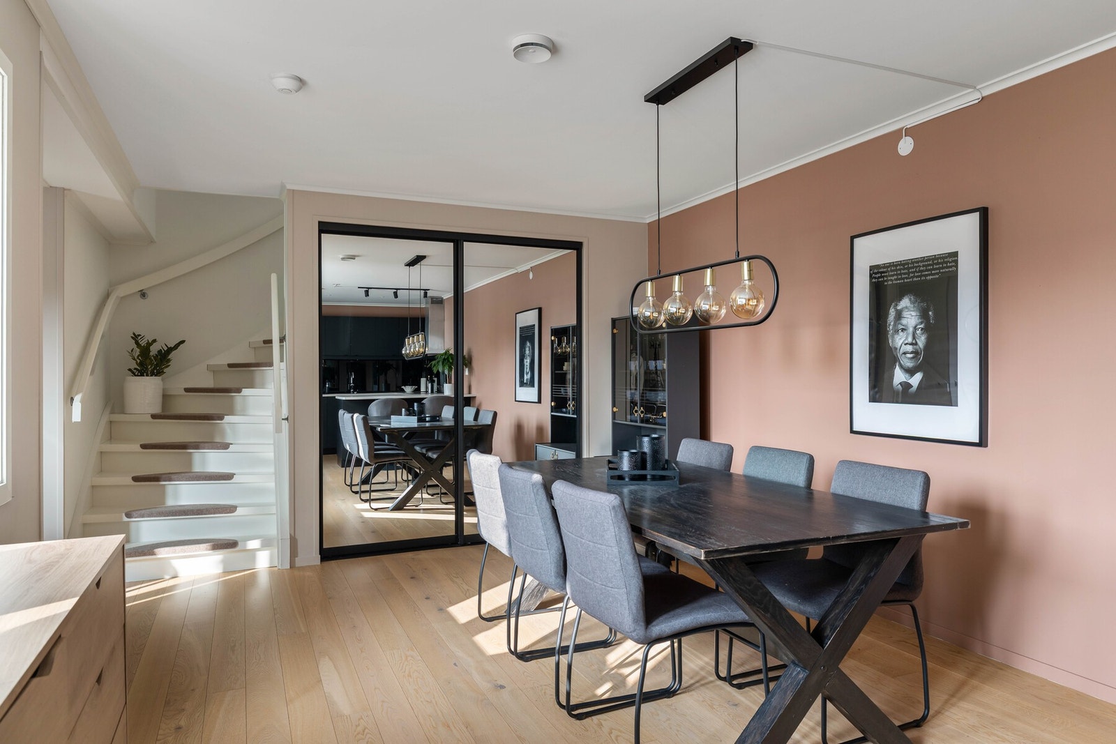 Første etasje inneholder en romslig stue delt i to soner, hvor én av sonene har åpen løsning mot kjøkkenet. Galleribilde