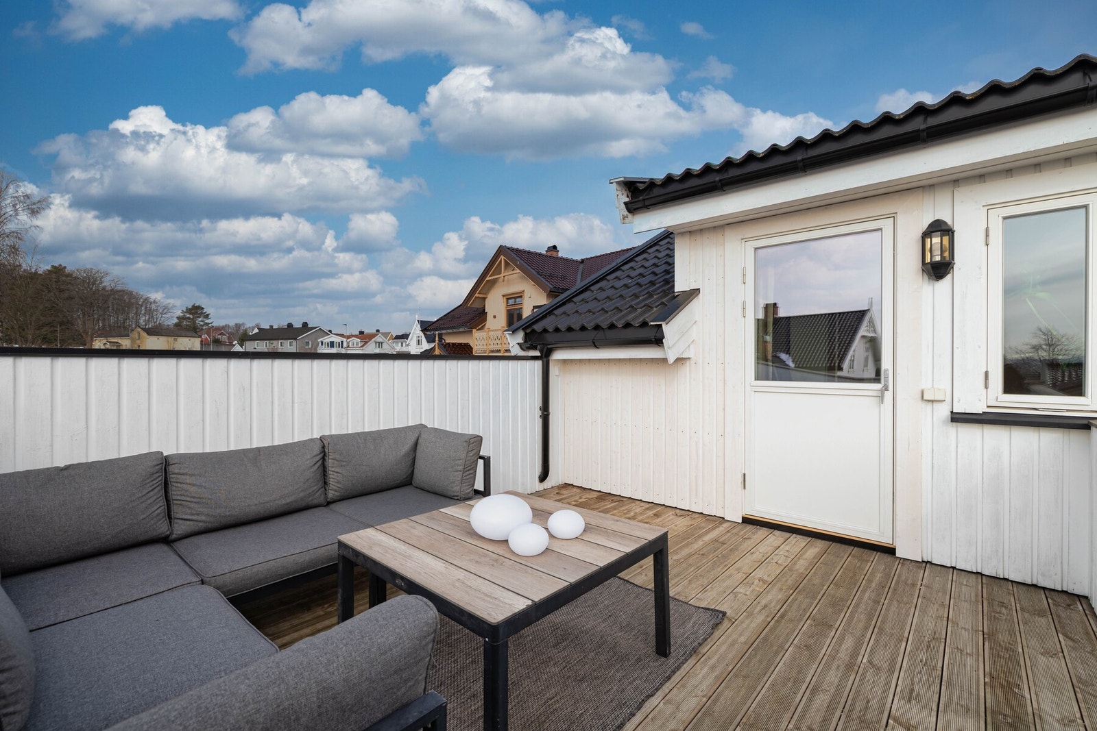 Et herlig sted for morgenkaffen, rolige ettermiddager eller som en sosial uteplass på varme sommerdager. Her får du gode solforhold og utsikt mot sjøen. Galleribilde