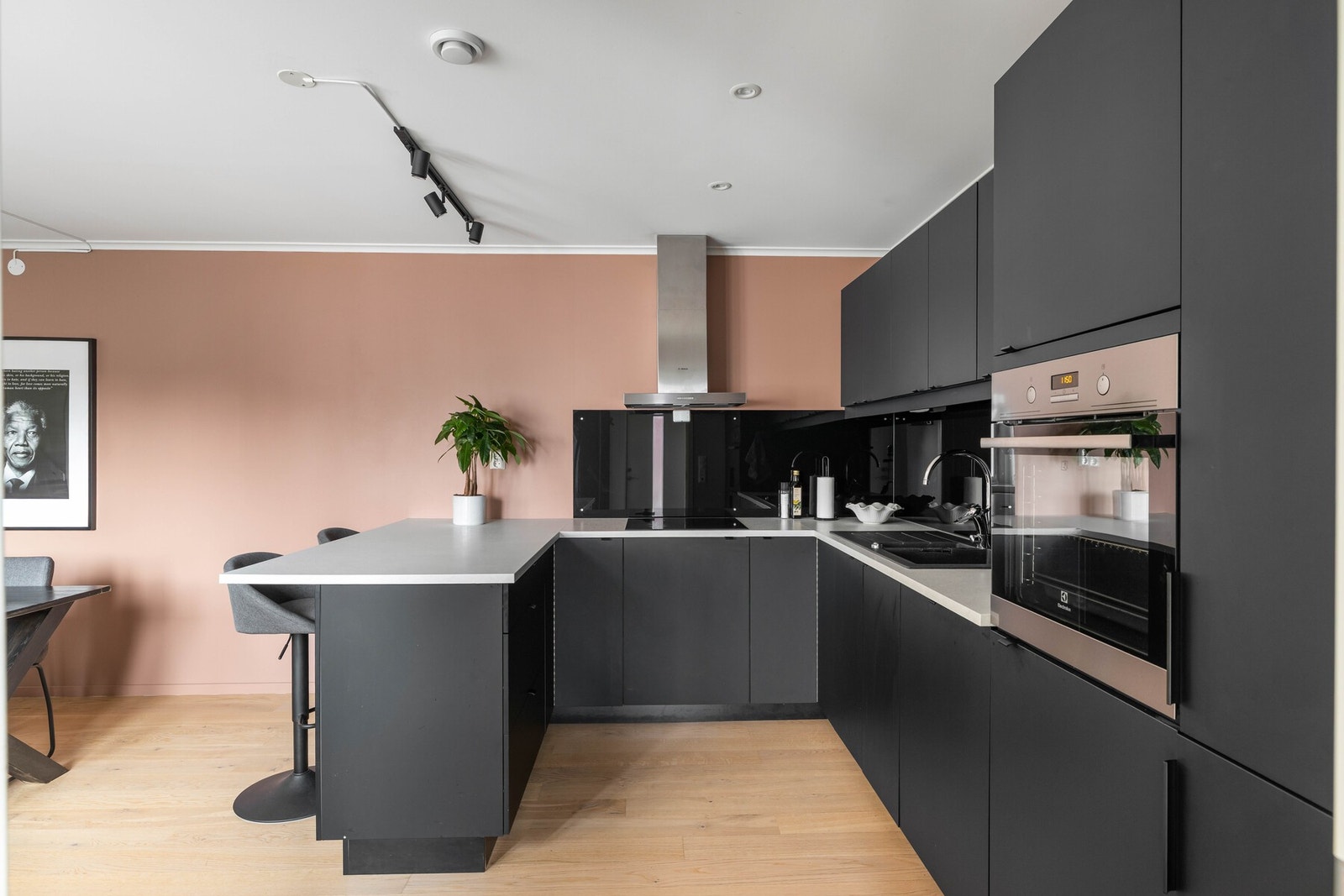 Boligen har en praktisk planløsning fordelt over to etasjer. Galleribilde