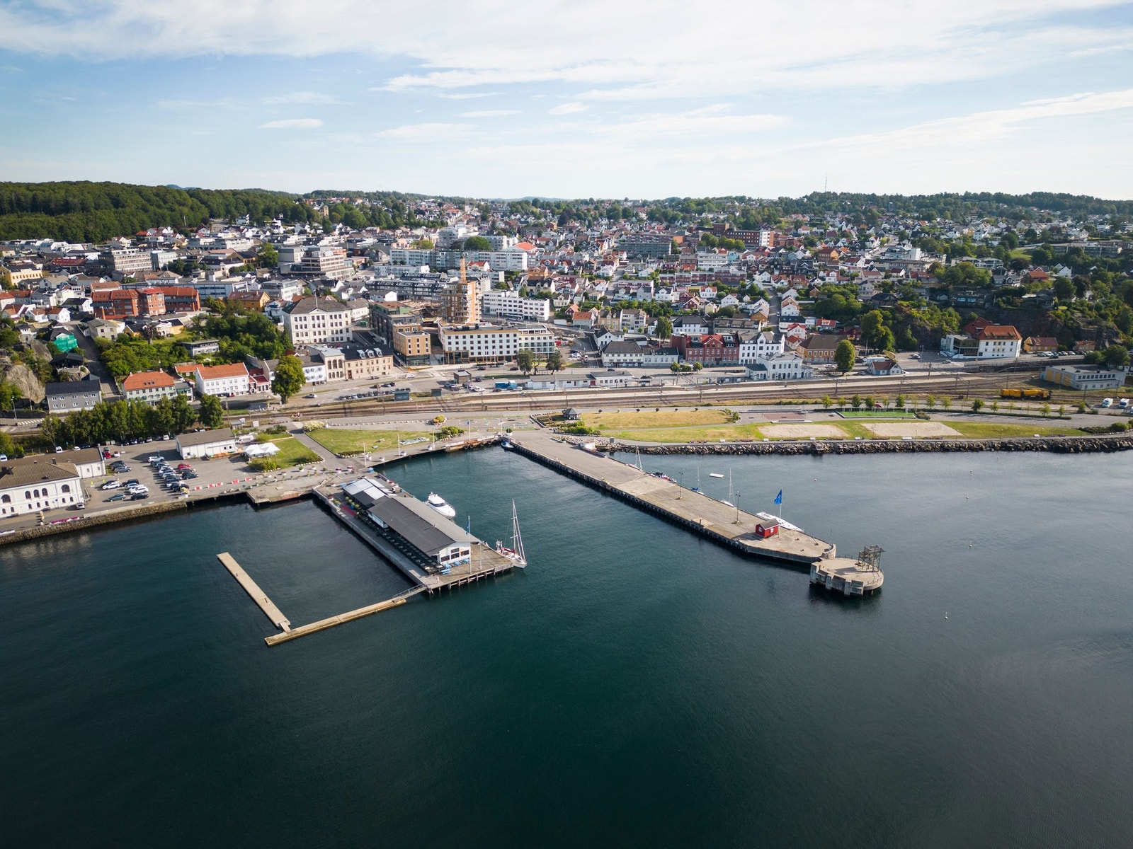 Indre Havn er et levende og moderne område med aktiviteter som volleyball, stupetårn, badstue og minigolf, samt flere hyggelige spisesteder langs strandpromenaden. Galleribilde