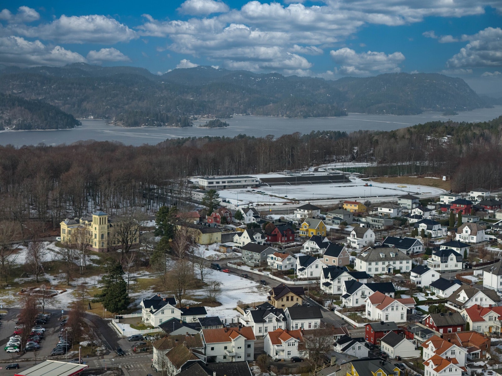 En perfekt bolig for deg som ønsker en moderne, lettstelt og velholdt enebolig med nærhet til både natur og byliv - alt samlet i et attraktivt og sentrumsnært boligområde. Galleribilde