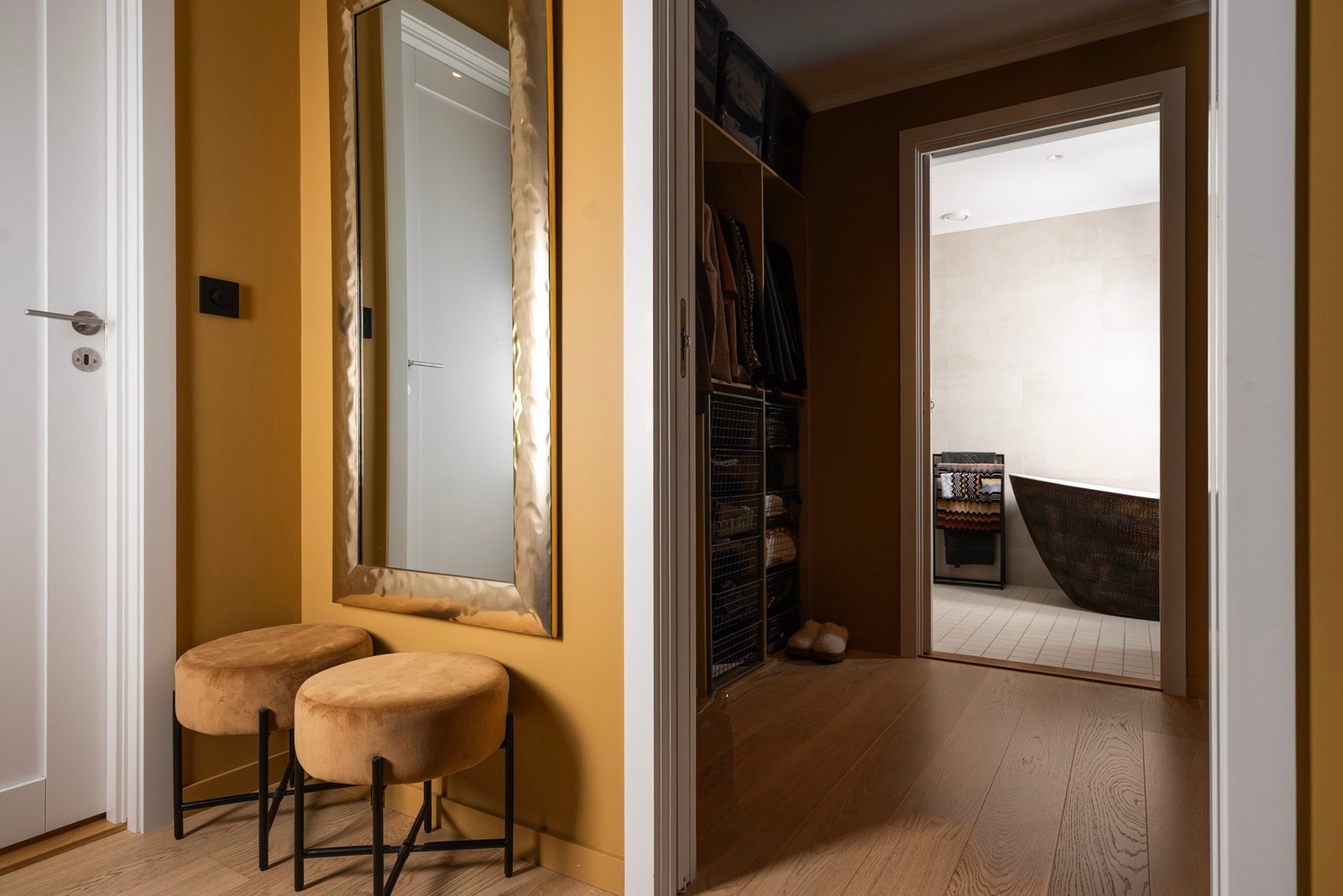 Med walk-in-closet har du alltid god oversikt over garderoben - her får du både romslighet og orden på én og samme plass Galleribilde