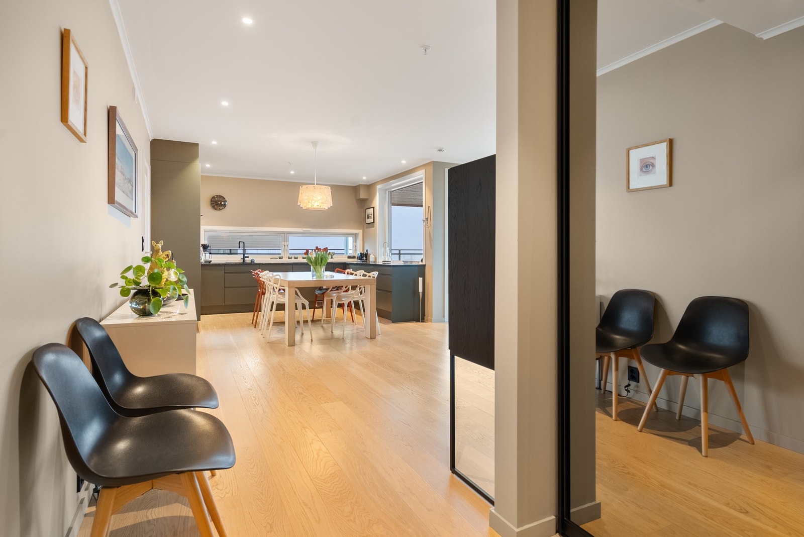 Slette, rene og moderne overflater og downlights i taket Galleribilde