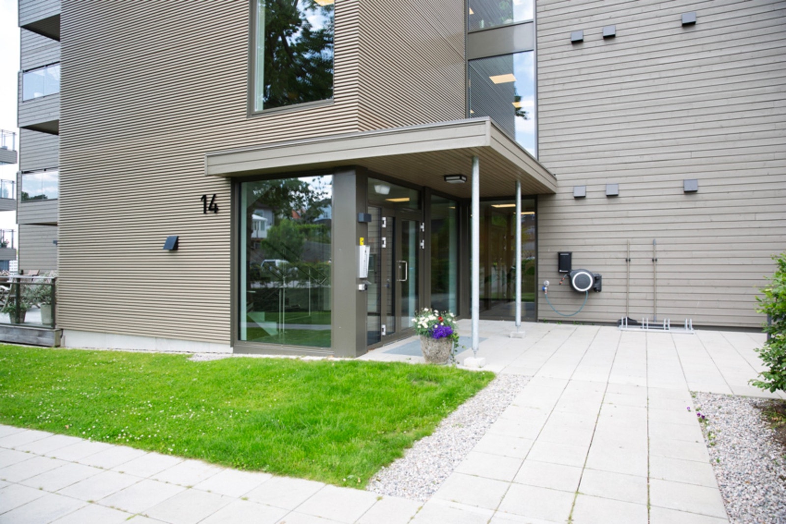 Enkel adkomst med heis fra bakkeplan og garasjeanlegget Galleribilde