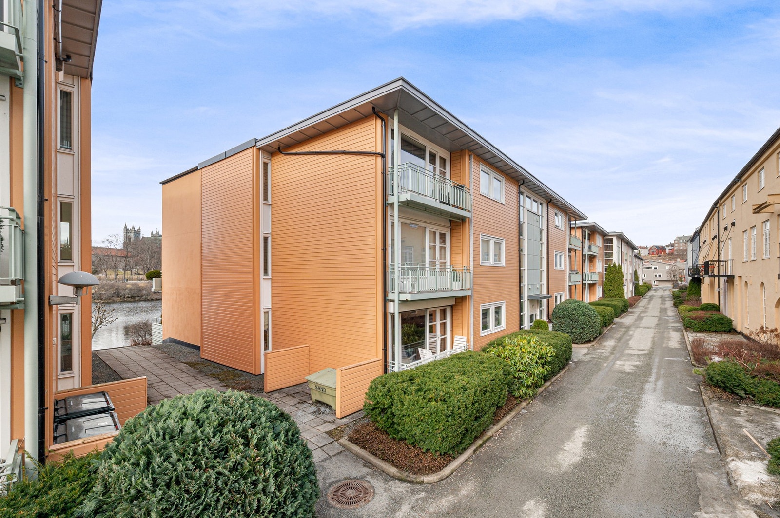 Leiligheten disponerer egen parkeringsplass i kjeller og egen bod. Galleribilde