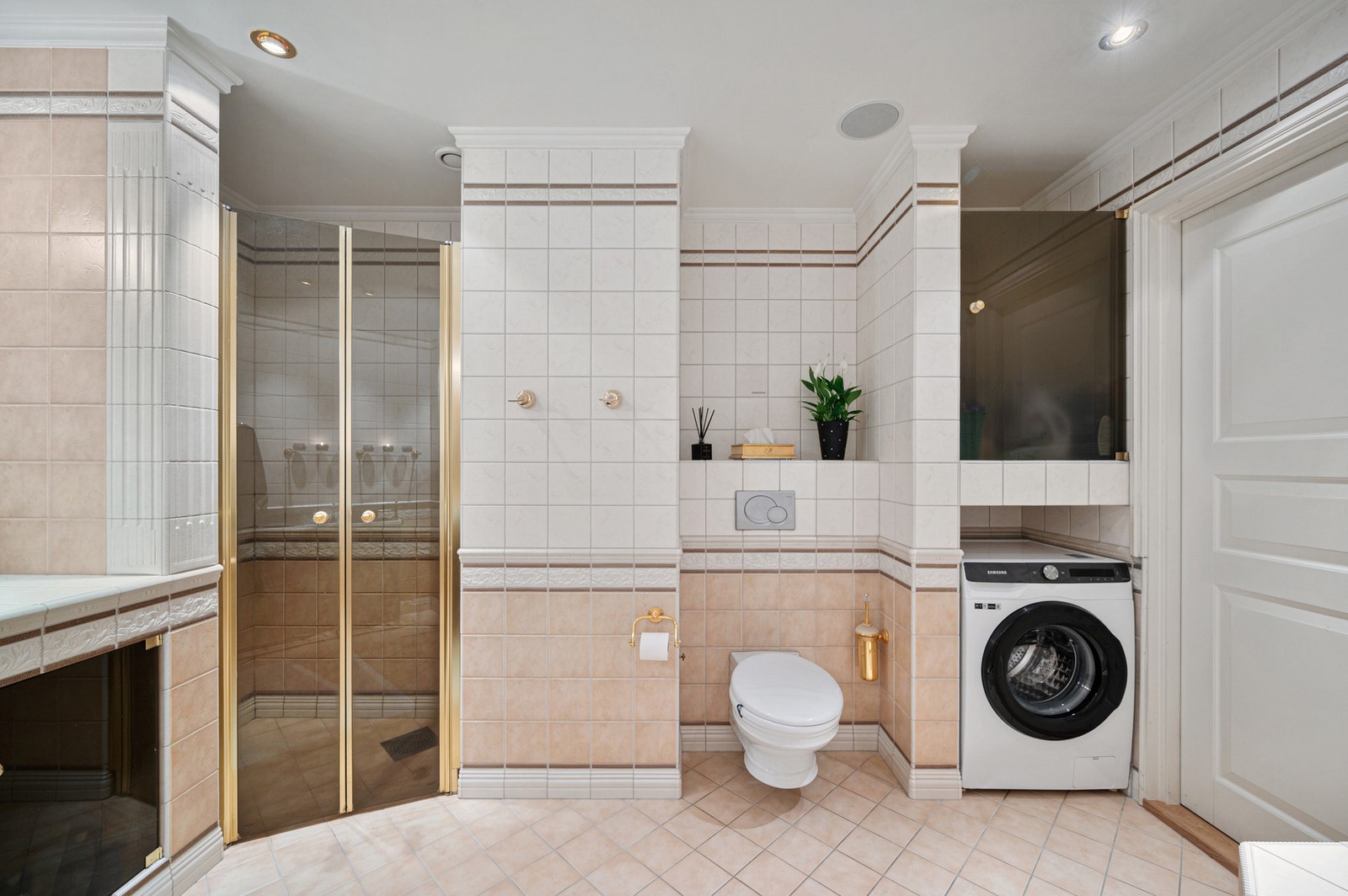 Stort flislagt baderom med elektriske varmekabler. Galleribilde