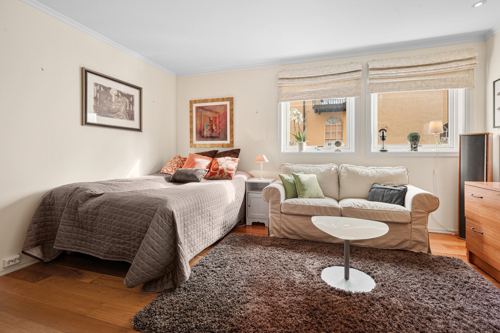 God plass til dobbeltseng og garderobeløsning. Galleribilde