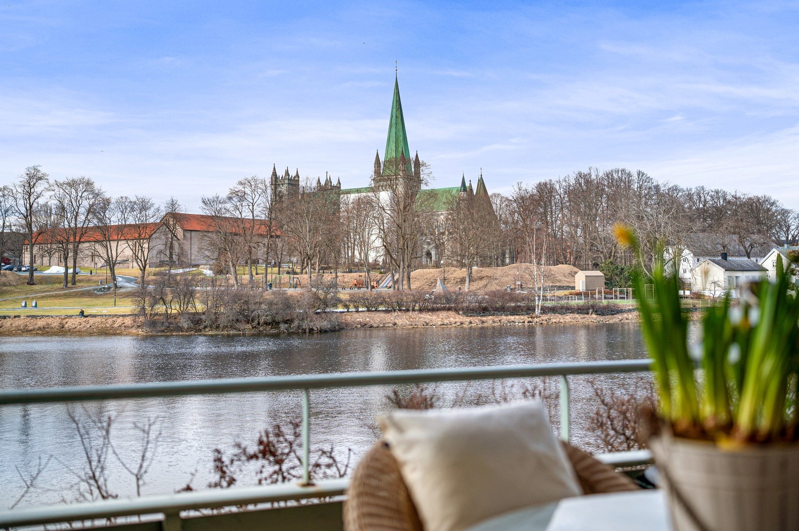 Leiligheten har fin utsikt og gode solforhold på terrassen. Galleribilde