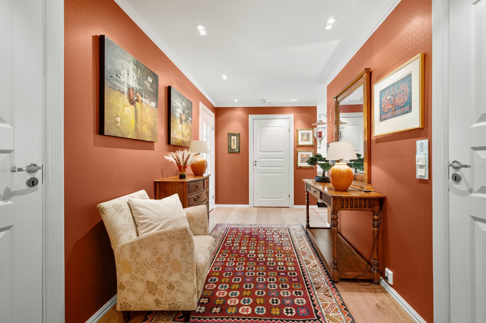 Leiligheten har design-downlights med lysstyring. Galleribilde