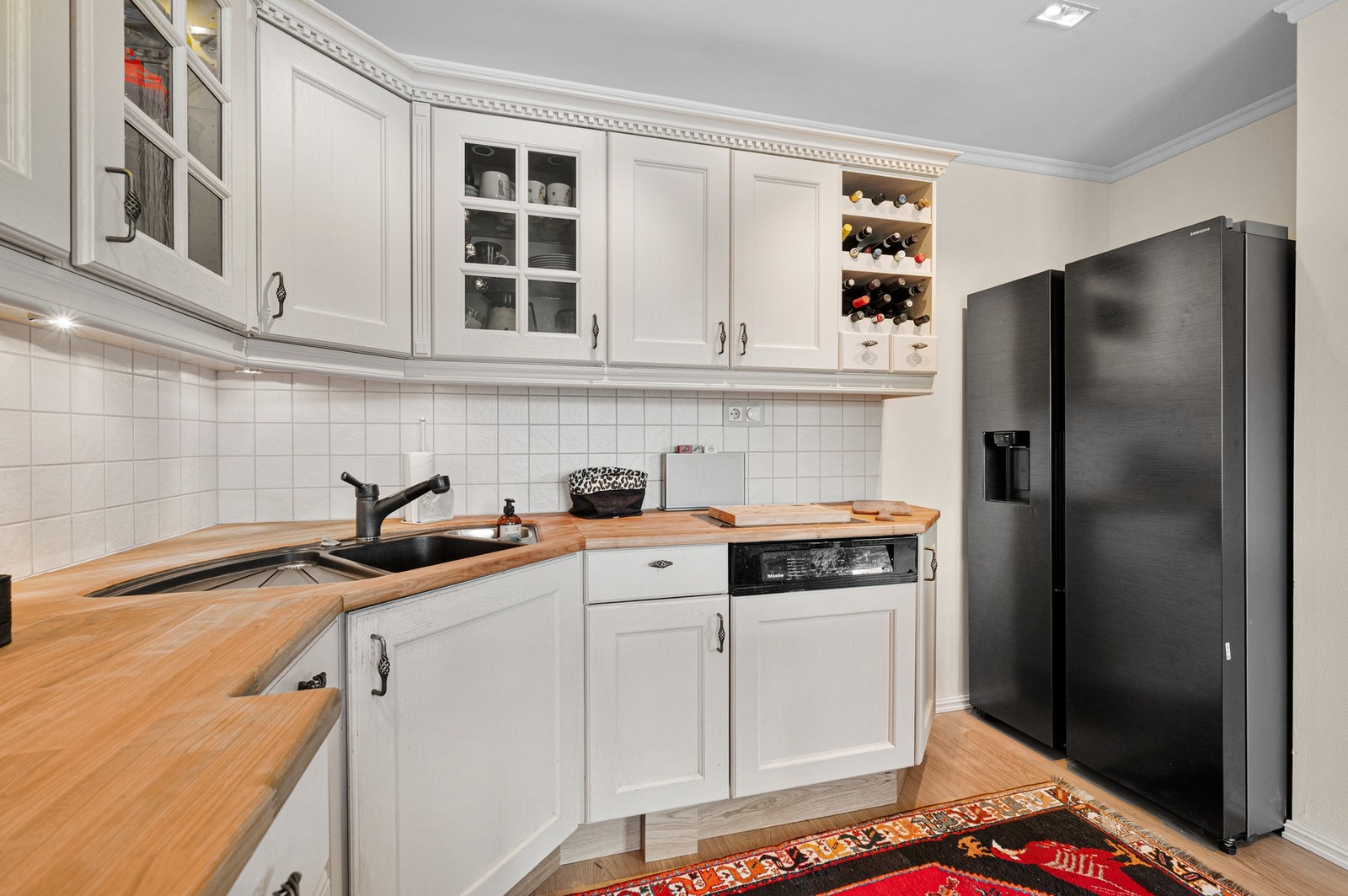 Kjøkkenet byr på rikelig av skap- og benkeplass som passer ypperlig ved matlaging og oppbevaring. Galleribilde