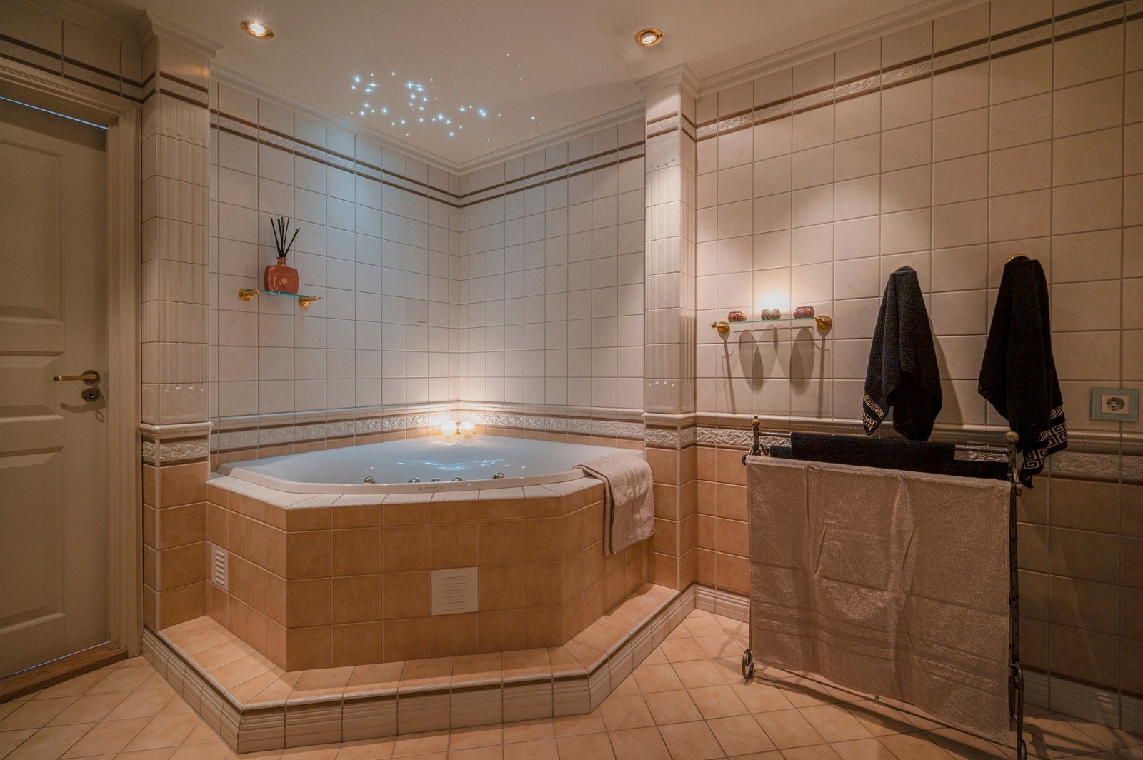 Stjernehimmel med dempet belysning som gir en god stemning på baderommet. Galleribilde