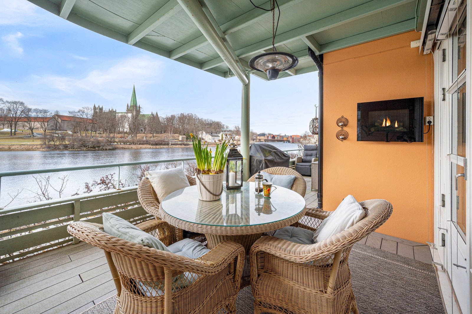 Fra stuen har man direkte utgang til flott uteplass som byr på god plass til ønsket utemøblement. Galleribilde