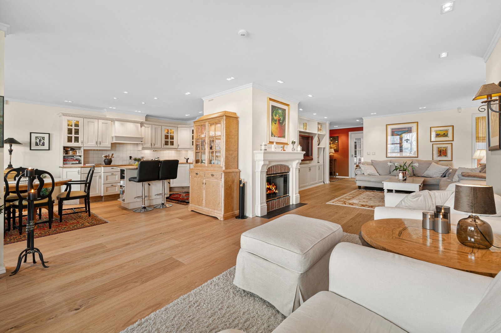 Naturlig skille mellom stue og kjøkken gir flere soner i leiligheten. Galleribilde