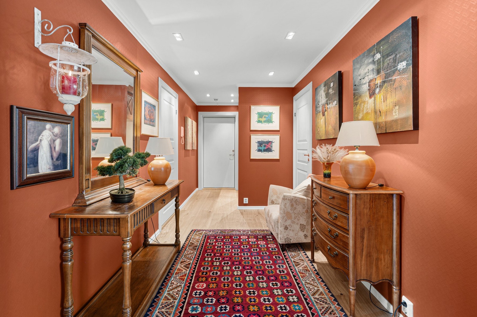 Romslig og innbydende entré/hall med gode oppbevaringsmuligheter. Galleribilde