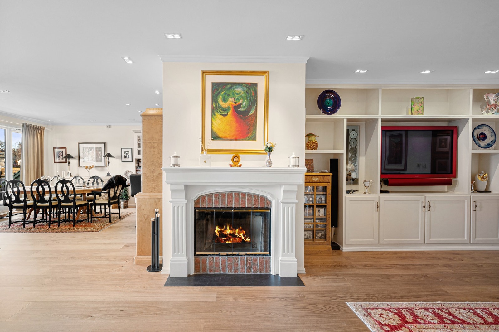 Vedfyring på stue bidrar til en lun og hyggelig stemning i boligen. Galleribilde